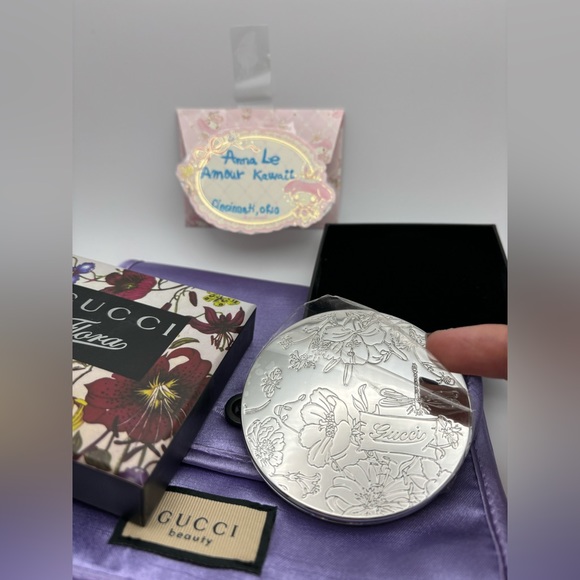 Gucci Round metal mirror with detail floral outside, and purple make up pouch - Picture 6 of 14